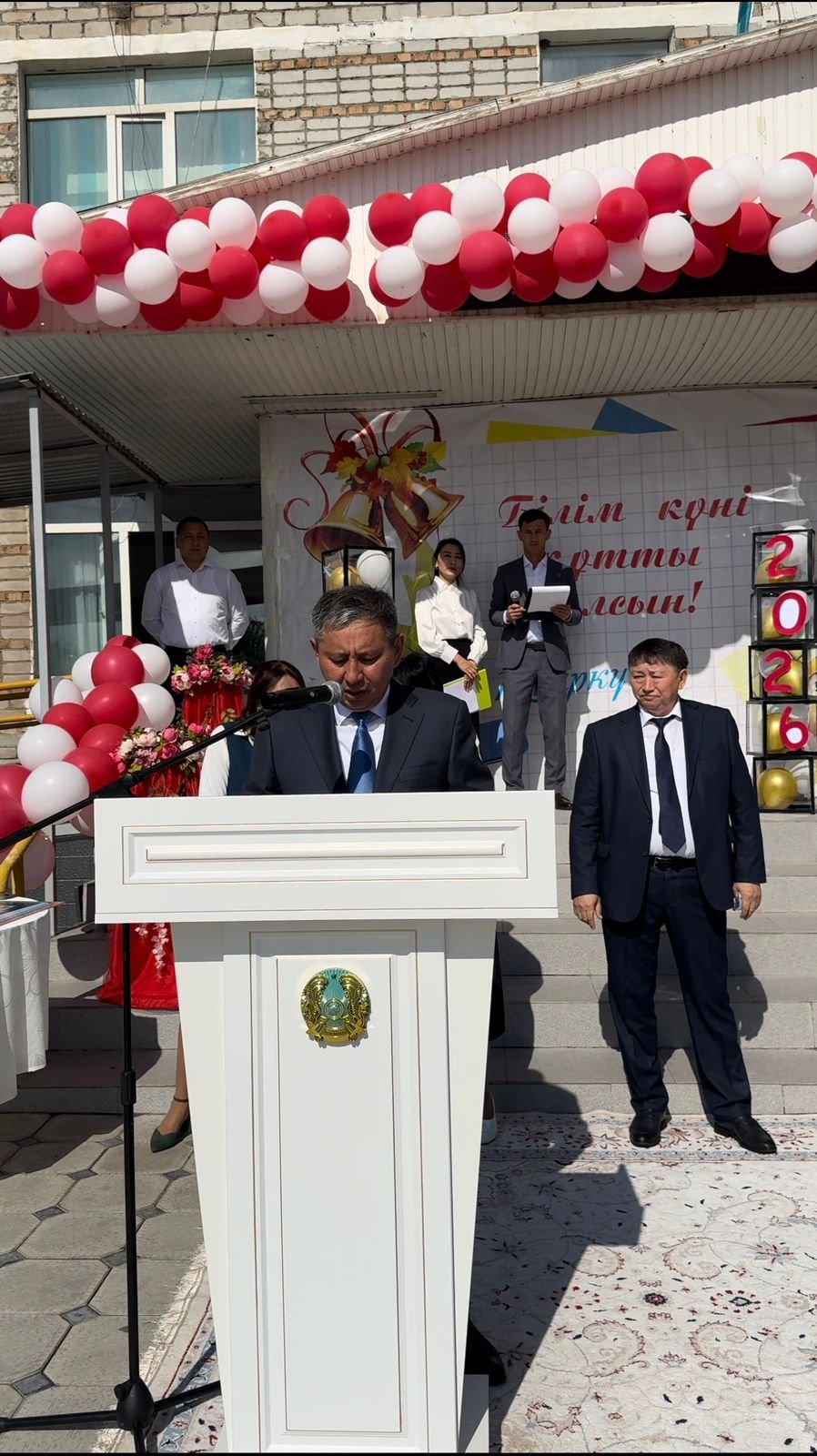 Аудан әкімі Білім күнімен құттықтады