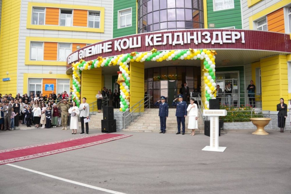Білім күні: Қарағандыда полицейлер оқушыларға қауіпсіздік сабақтарын өткізді