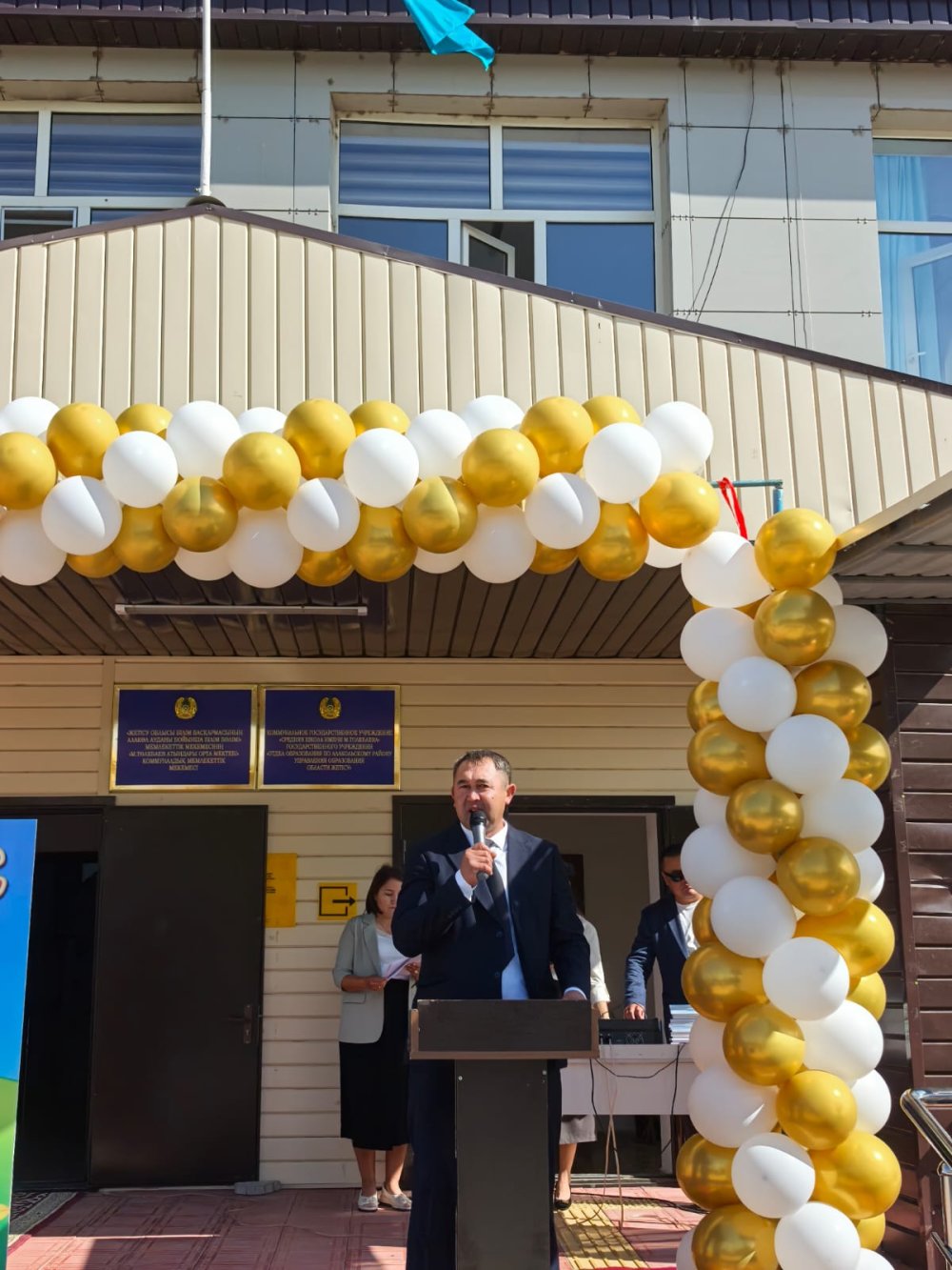 Жайпақ ауылдық округ әкімі Білім күнімен құттықтады.