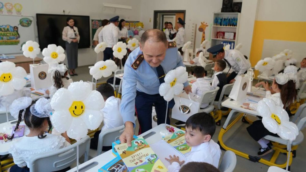 Қауіпсіз мектеп – кемел келешек: Түркістан облысының бас полицейі оқушылармен кездесті