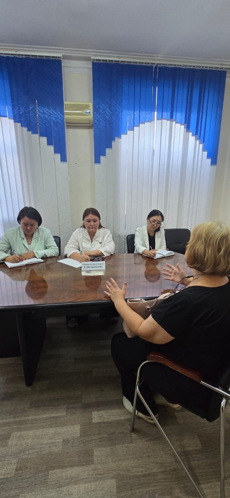 СЕМЕЙ ҚАЛАСЫ МӘСЛИХАТЫНЫҢ ДЕПУТАТЫ МАДИНА ЕДІЛБЕКОВА АЗАМАТТАРДЫ ҚАБЫЛДАДЫ