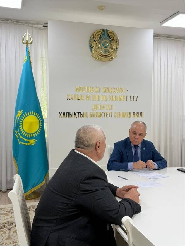 Қызылорда қалалық мәслихатының төрағасы И.Құттықожаев тұрғындардың өтініштерін тыңдады.