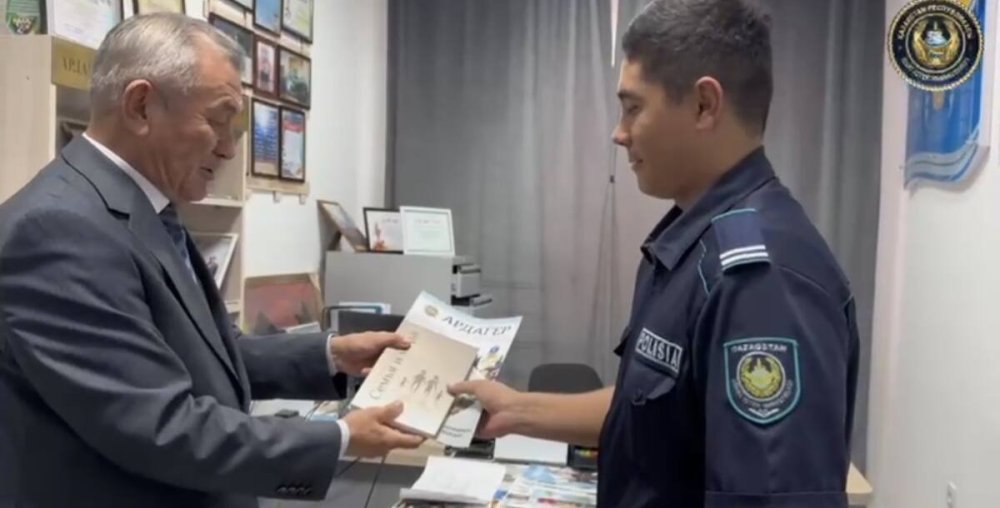 Ерлікпен жазылған өмір: “Темір адам” жас полицейлермен тәжірибесін бөлісті