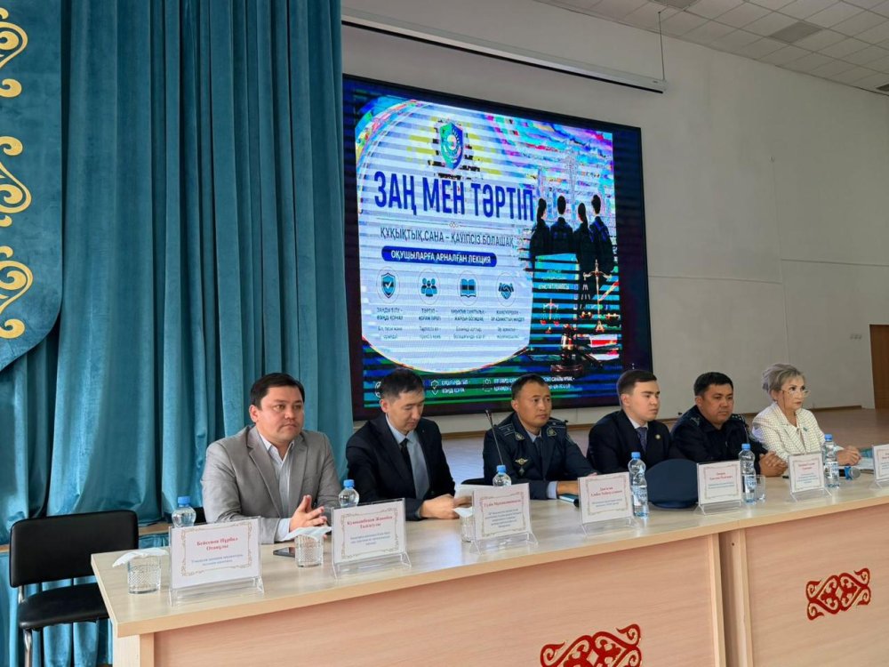 «Заң мен тәртіп»: Астанада жасөспірімдерге интернеттегі қауіп-қатерлер туралы түсіндірілді