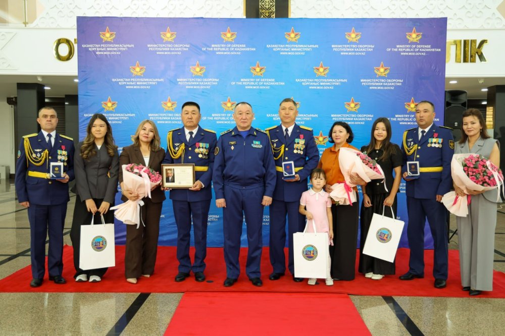 Астанада орман өрттерінің салдарын жоюға қатысқан әскери ұшқыштар марапатталды