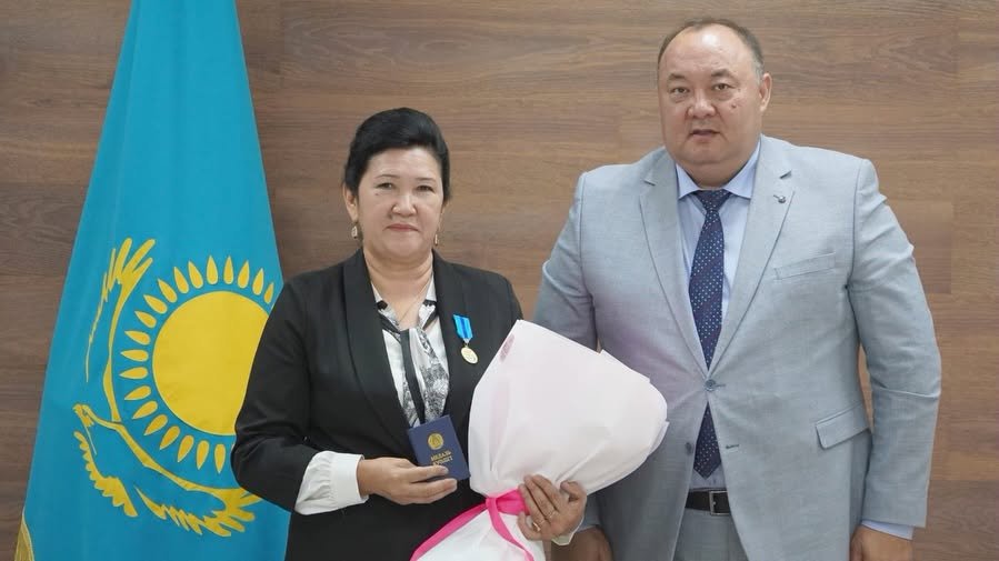 КЕЛЕС АУДАНЫНДА АРДАГЕР ҰСТАЗҒА ЖОҒАРЫ МЕМЛЕКЕТТІК НАГРАДА БЕРІЛДІ