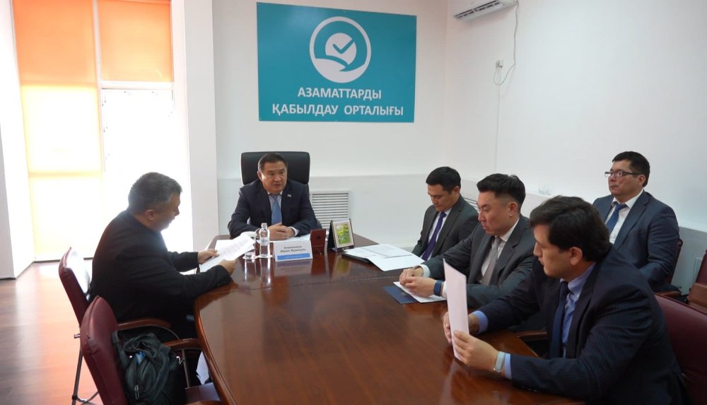 Ақмола облысының әкімі Марат Ахметжанов азаматтарды жеке мәселелері бойынша қабылдады