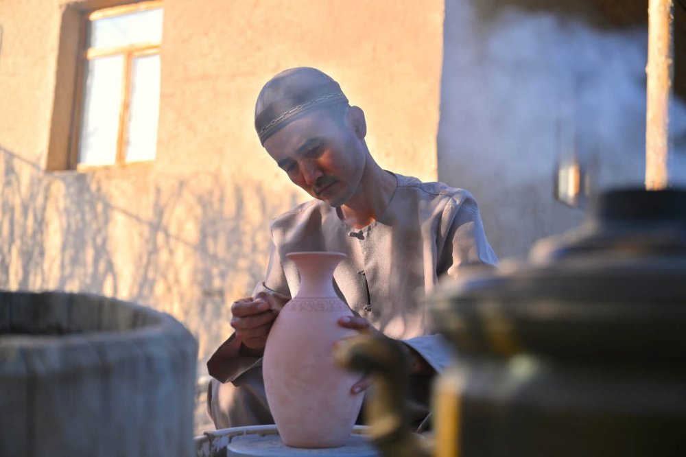 ОТЫРАРЛЫҚ АЗАМАТ КЕРАМИКАЛЫҚ ЖӘДІГЕРЛЕРДІҢ ҮЛГІСІМЕН КӘДЕСЫЙЛАР ДАЙЫНДАП САТЫЛЫМҒА ШЫҒАРУДА