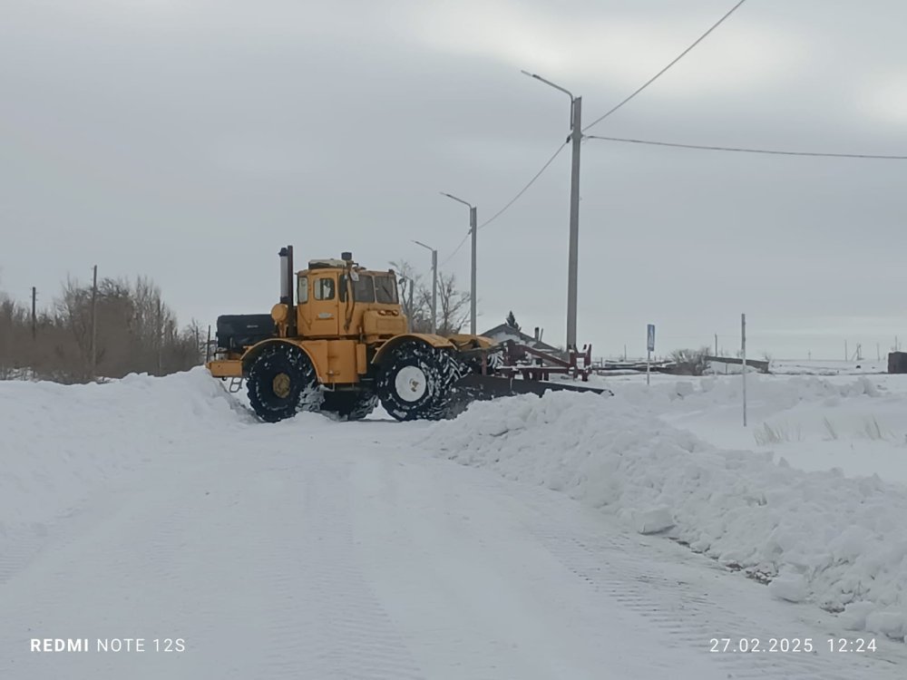 Очистка дорог от снега в селе Бузулук.