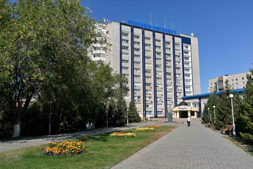 В Семее активно продолжаются работы по благоустройству