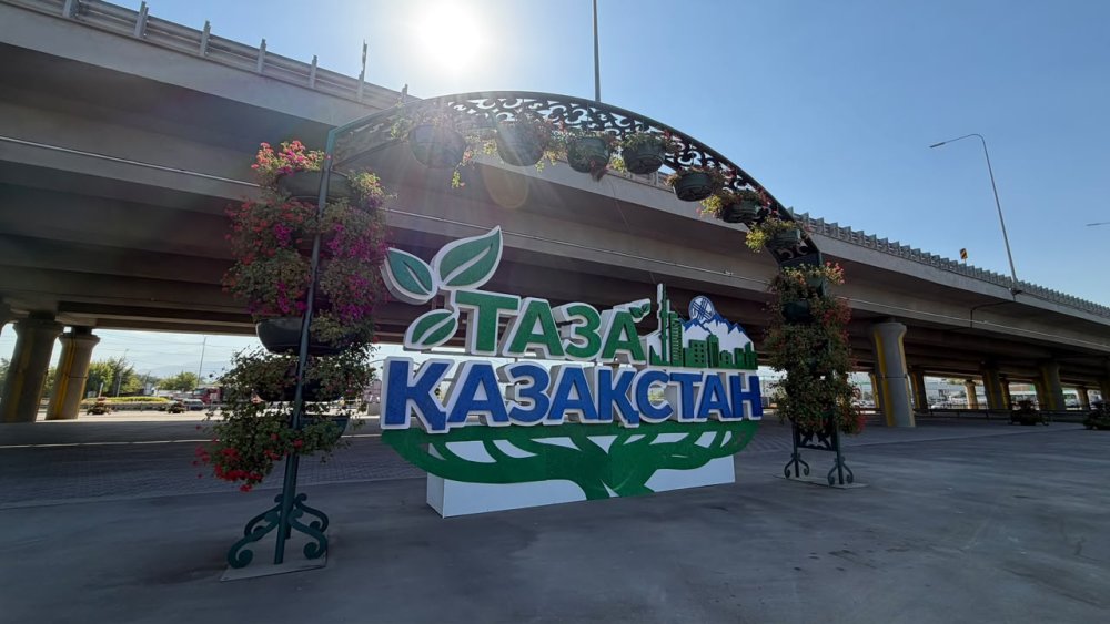 В Алматы установили стелу «Таза Қазақстан» из 50 тыс. крышек, собранных детьми