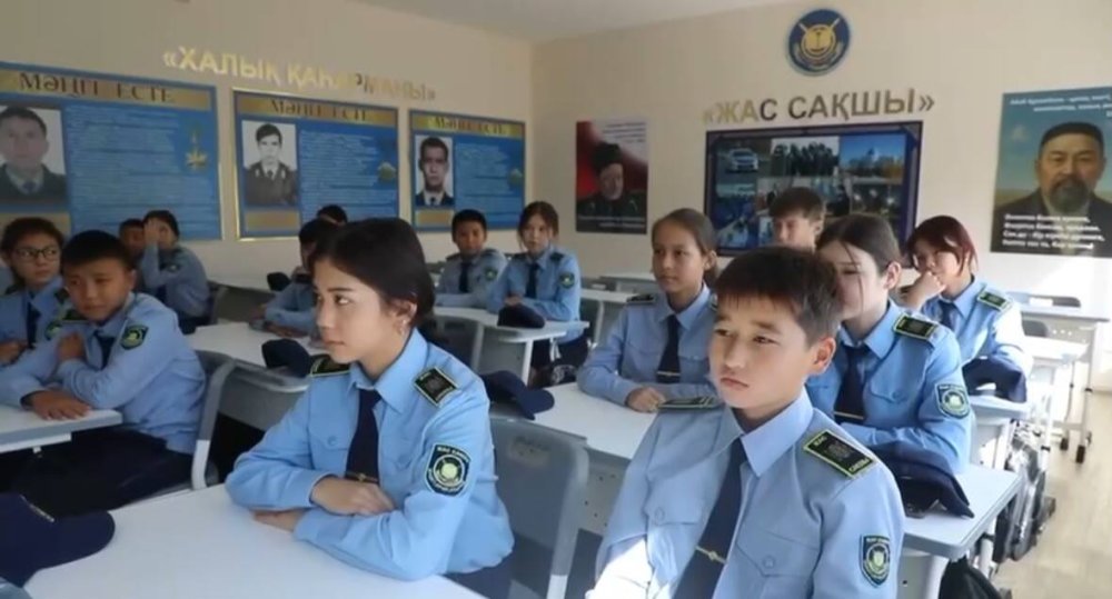 Полицейские провели лекцию для учащихся класса "Жас сақшы" в Астане