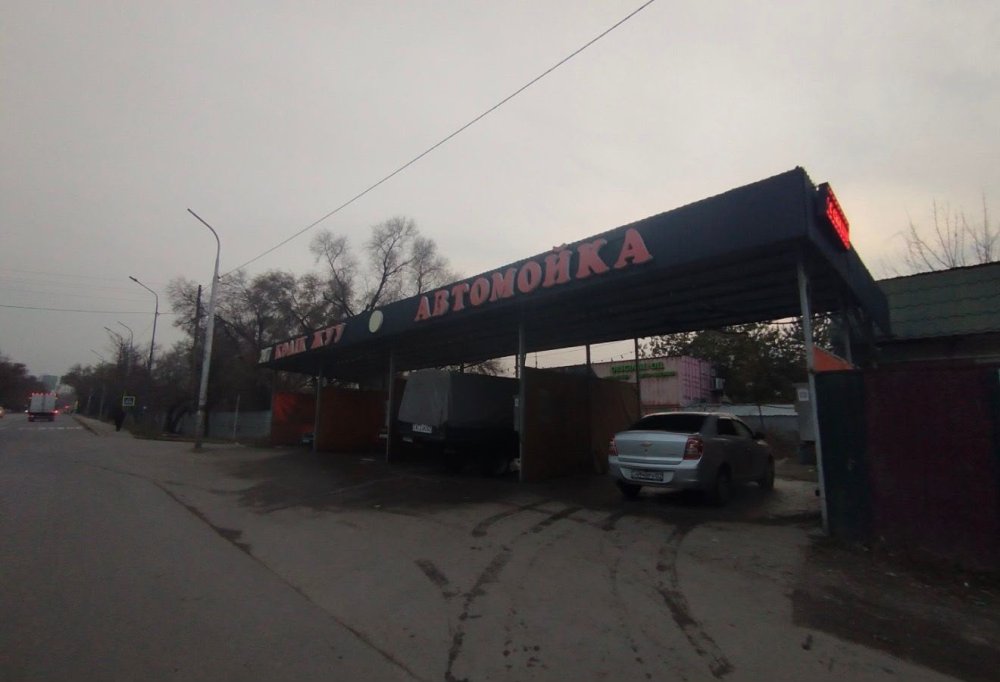 В Алматы снесли незаконную автомойку