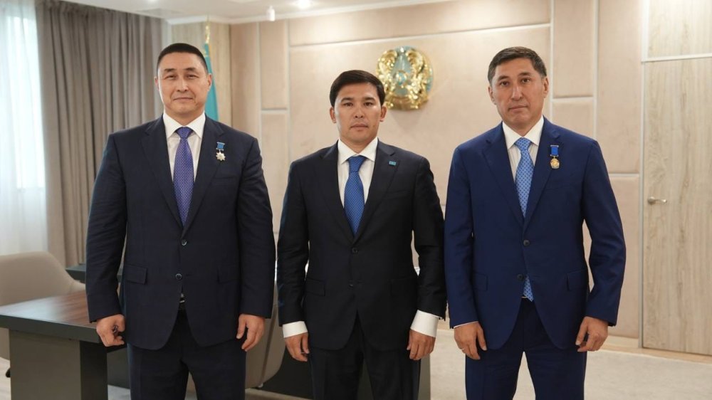 Ербол Мырзабосынов вручил ведомственные награды представителям спортивной отрасли, которые вносят значительный вклад в развитие профессионального и детско-юношеского спорта, популяризацию физической активности и формирование современной спортивной инфраструктуры