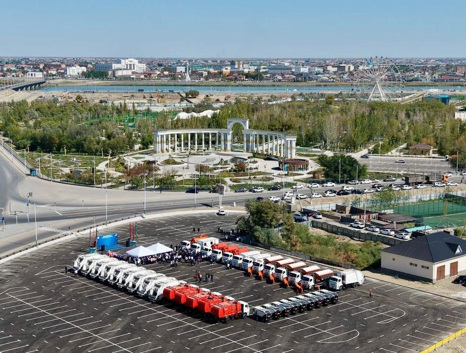 Коммунальным предприятиям передали спецтехнику
