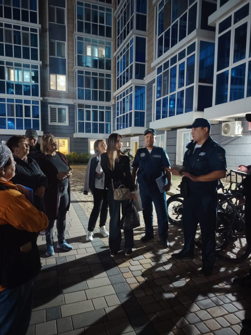 Полиция обсудила с жителями вопросы безопасности детей и профилактики интернет-мошенничества