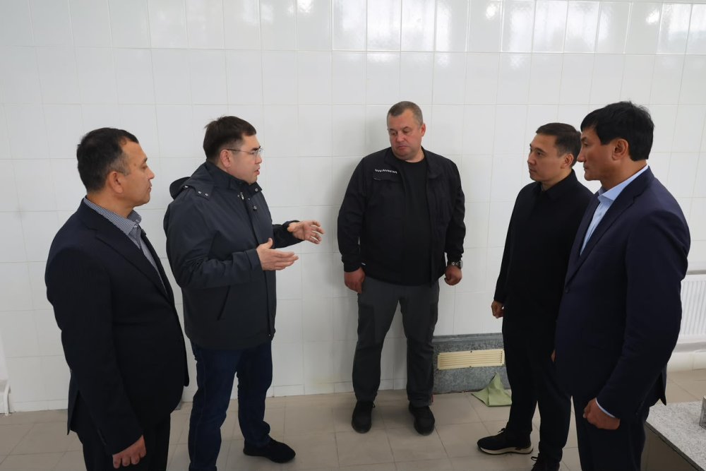 Аким города Павлодара Хасар Хабылбеков посетил бассейн СДЮШОР Дворца школьников и ознакомился с текущим ходом ремонтных работ