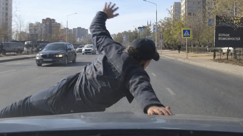Хотел заработать, не отходя от дома: в Актобе мужчина разыгрывал сцену ДТП