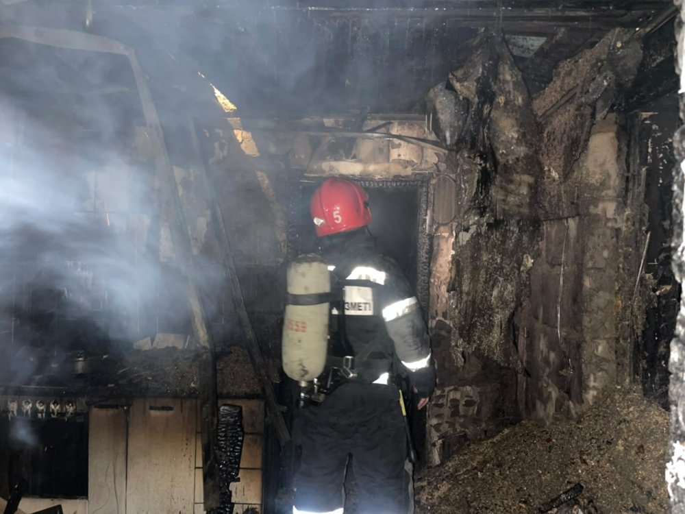 Два газовых баллона вынесли пожарные из горящего дома в Павлодаре