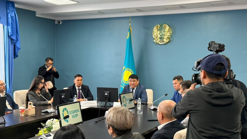 Члены информационно-разъяснительных групп из городов и районов Карагандинской области обсудили вопросы разъяснения требований законодательства в сфере межэтнических отношений и повышения правовой грамотности населения.