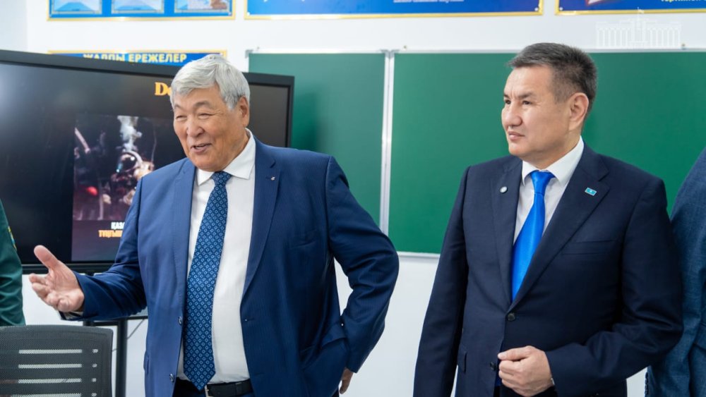 В школе Маркакольского района ВКО открыли кабинет НВП имени Токтара Аубакирова с участием самого космонавта