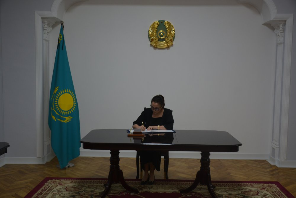 В Посольстве Казахстана в Таджикистане открыта Книга соболезнований