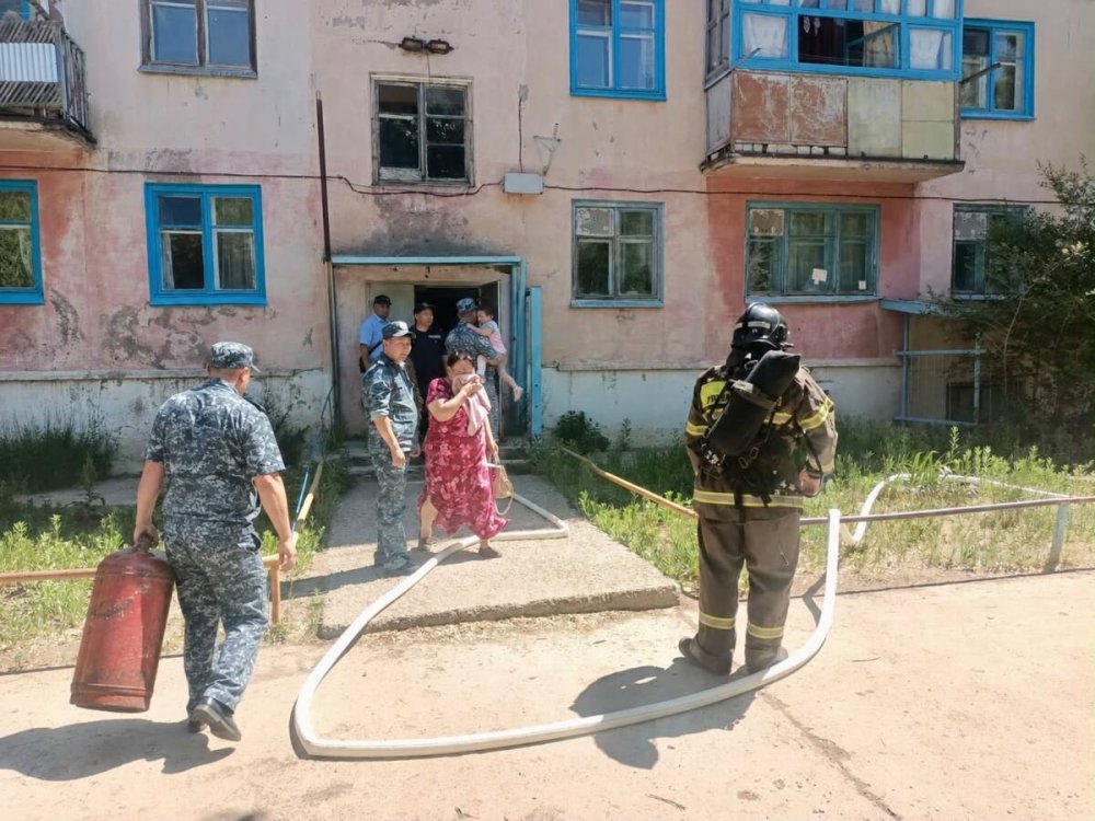 Сотрудники женской колонии УИС по области Абай помогли жителям многоквартирного дома при пожаре