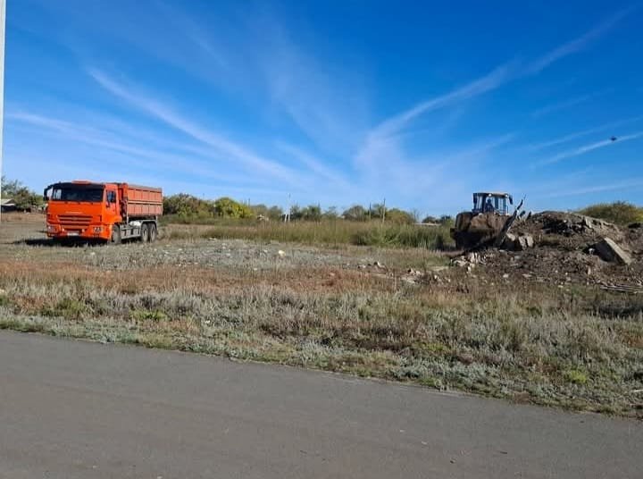 В селе Майское силами местных сельхозтоваропроизводителей организован вывоз строительного мусора