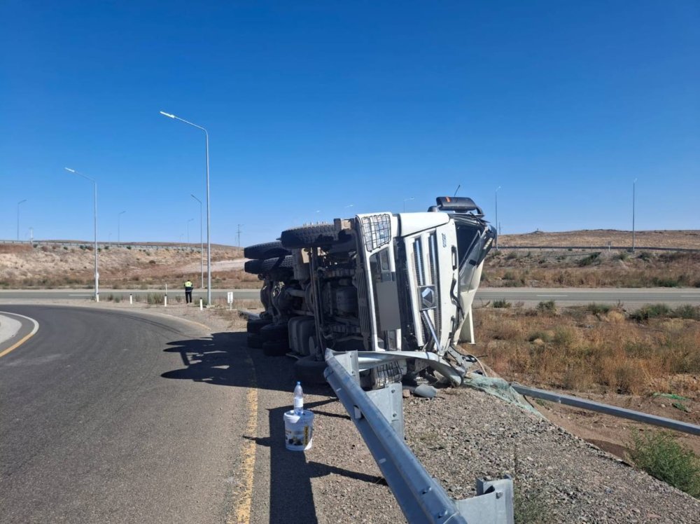 В области Абай на трассе опрокинулся грузовой автомобиль.