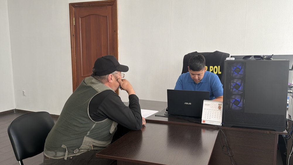 ПОЛИЦИЯ ПРЕДОТВРАТИЛА ПОТЕРЮ 1,9 МЛН ТЕНГЕ В одном из банков Костанайской области пожилой мужчина намеревался перевести 1 900 000 тенге на иностранный счёт. Сотрудники банка заподозрили, что клиент может стать жертвой мошенников, и сообщили об этом в полицию. Полицейские незамедлительно прибыли в банк и предотвратили перевод. Мужчина был сопровожден в Департамент полиции Костанайской области, где с ним провели разъяснительную беседу. В ходе беседы выяснилось, что мужчина увидел в TikTok объявление о продаже автомобиля со скидкой 30%. Предложение его заинтересовало, после чего он связался с неизвестными. В дальнейшем мошенники общались с ним через WhatsApp, давали инструкции и убеждали как можно скорее перевести деньги. Когда мужчина сообщил им, что находится в полиции, злоумышленники начали активно писать ему сообщения, требуя немедленно уйти и завершить перевод. Они также пытались запугать его, утверждая, что автомобиль якобы уже находится на таможне и при задержке оплаты возникнут проблемы. Благодаря своевременным действиям сотрудников полиции 1 900 000 тенге удалось сохранить. Полиция напоминает: не доверяйте объявлениям о товарах и автомобилях с подозрительно большими скидками, не выполняйте указания неизвестных лиц и не переводите деньги на незнакомые счета. При возникновении сомнений прекратите общение и обратитесь в полицию по номеру 102.