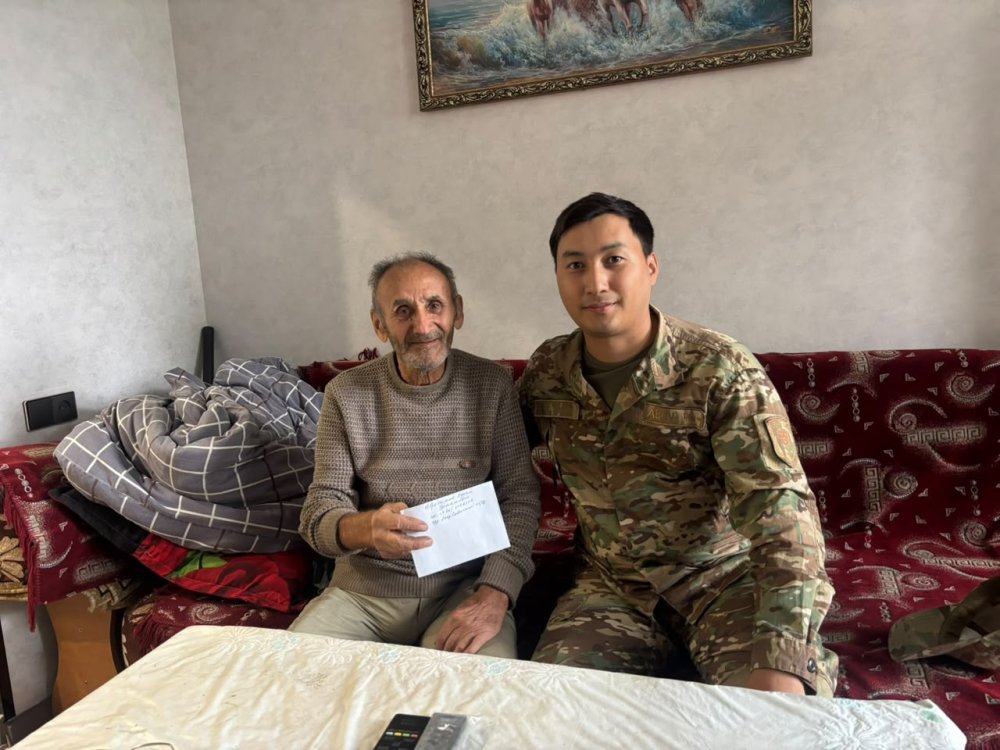 Сотрудники Жамбылской области поздравили ветеранов с Днём пожилых людей