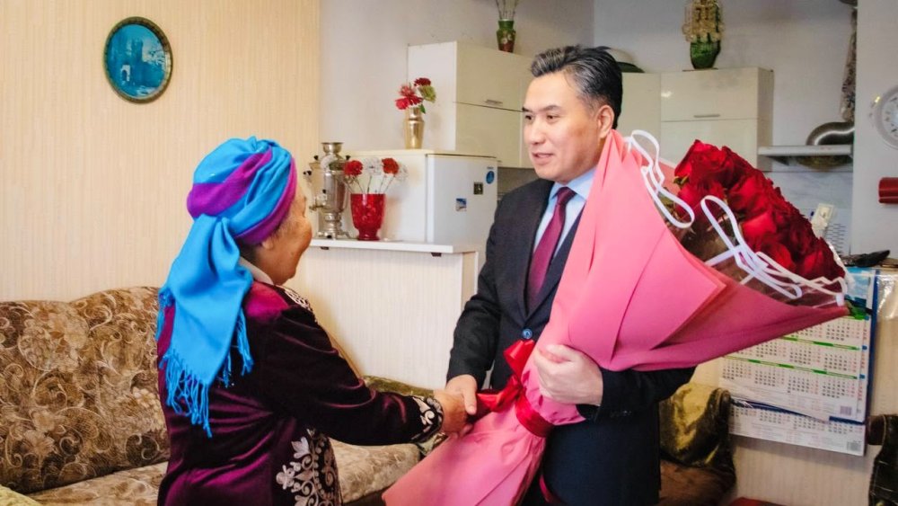 Министр труда поздравил труженицу тыла с международным днем пожилых людей