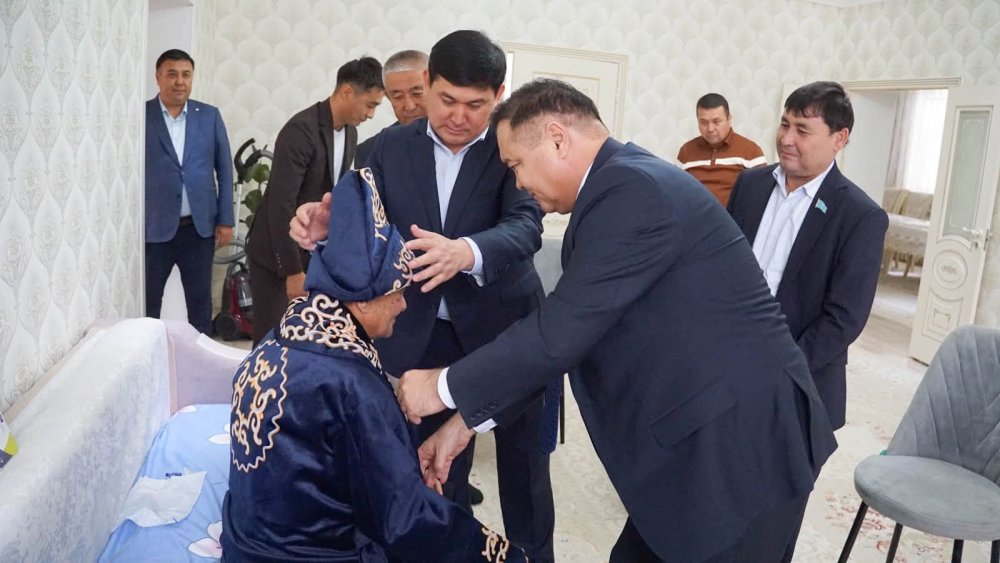 ОКАЗАНО УВАЖЕНИЕ ЗАСЛУЖЕННОМУ ВЕТЕРАНУ И ЛИТЕРАТОРУ