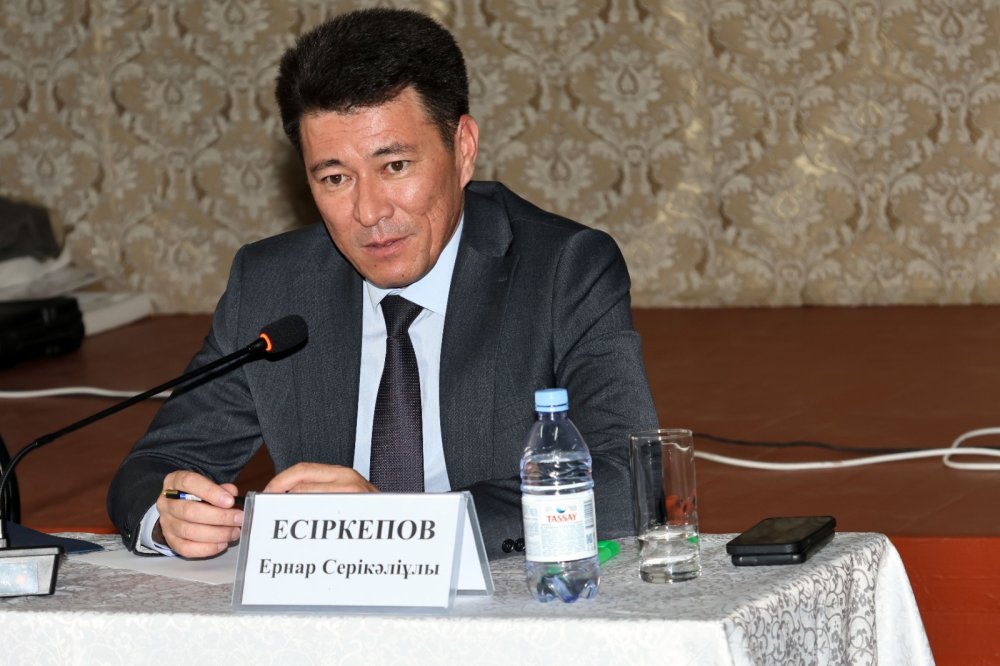 Аким района Ернар Есиркепов встретился с жителями сельского округа Орнек, где обсудил актуальные вопросы.