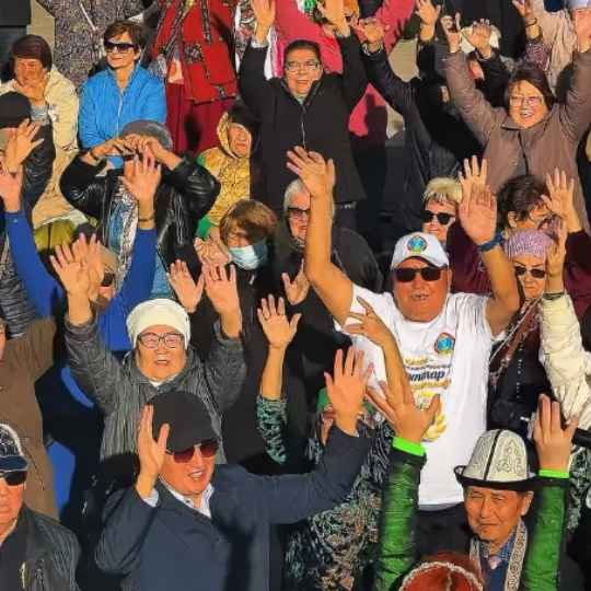 «Қарттар біздің қазынамыз»: В районе Сарыарка прошёл флешмоб с участием пенсионеров