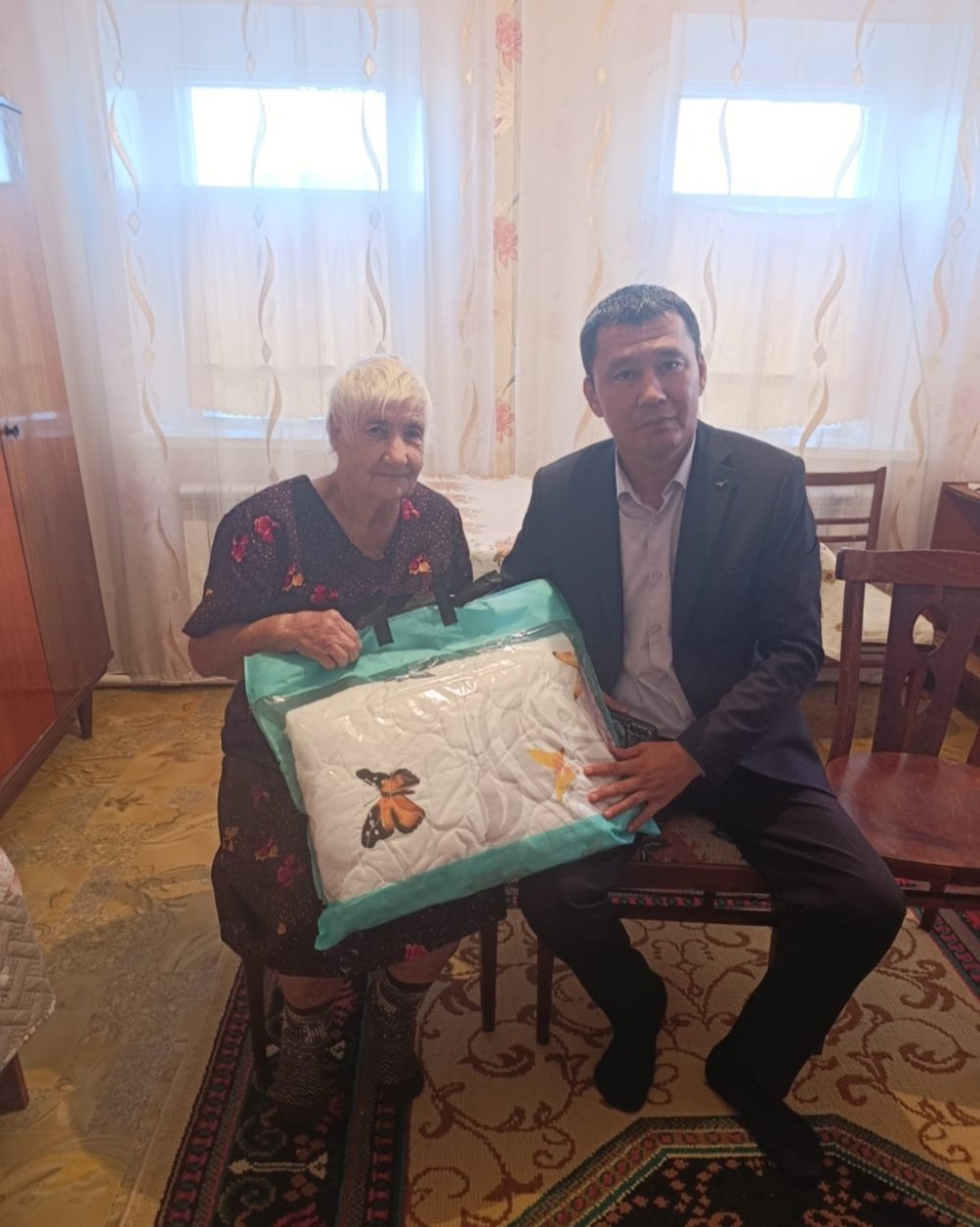 В честь празднования дня пожилых людей аким Жайсанского сельского округа Каржауов Ж.Т. и депутат районного маслихата Узакбаева Ж.К. поздравили пожилых жителей округа с праздником