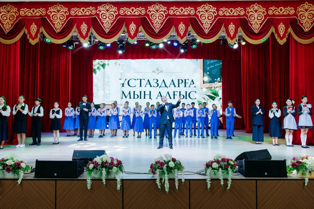 Болат Акчулаков поздравил педагогов Атырауской области с Днем учителя