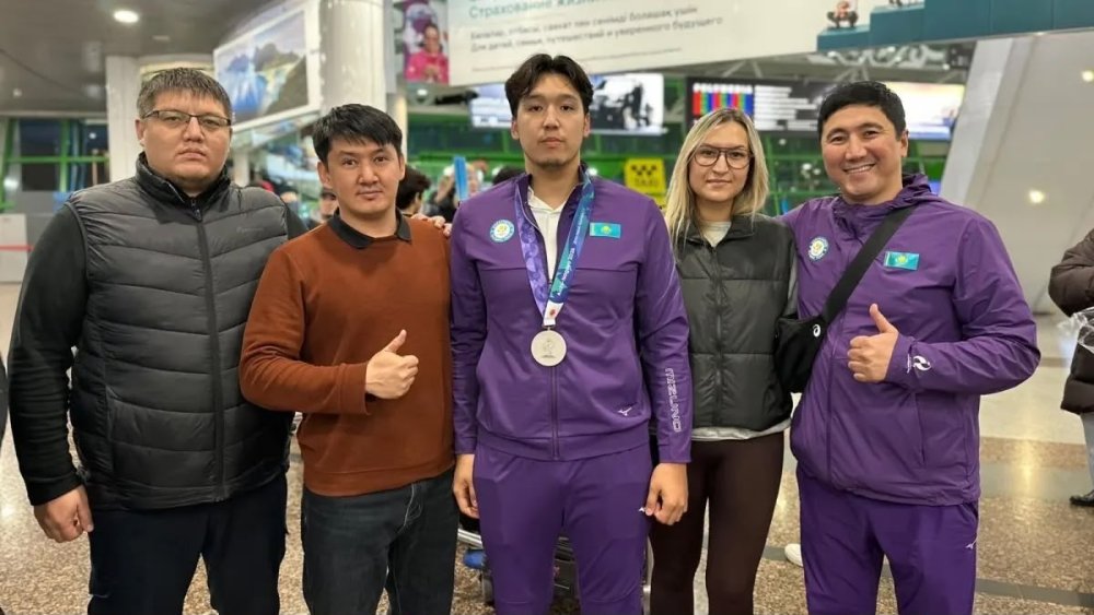 Серебряного призера Азиатских игр по водному поло торжественно встретили в столичном аэропорту