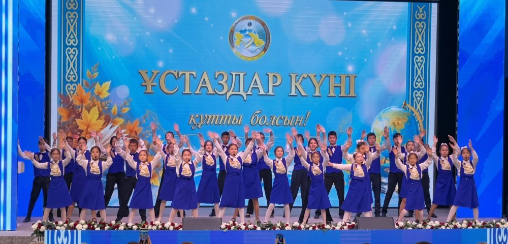 В Алматинской области ко дню учителя наградили лучших представителей сферы образования