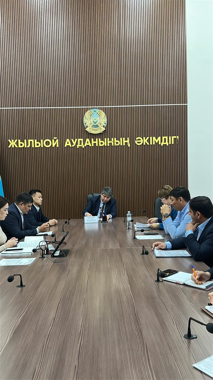 В Жылыойском районе состоялось заседание районной трехсторонней комиссии по социальному партнерству и регулированию социальных и трудовых отношений.