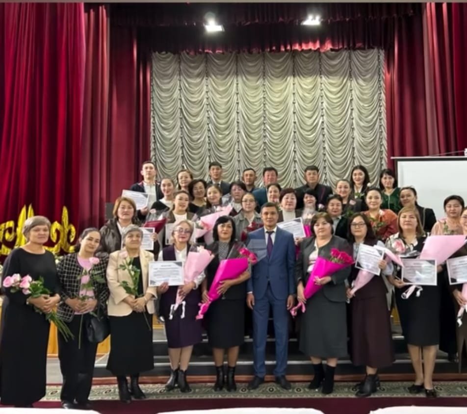 В Рахатском сельском округе в честь Дня учителя был организован праздничный концерт, где чествовали работников сферы образования.