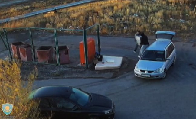 Камеры зафиксировали выброс мусора: В Темиртау иномарку отправляли на штрафстоянку из-за выброшенного во дворе мусора