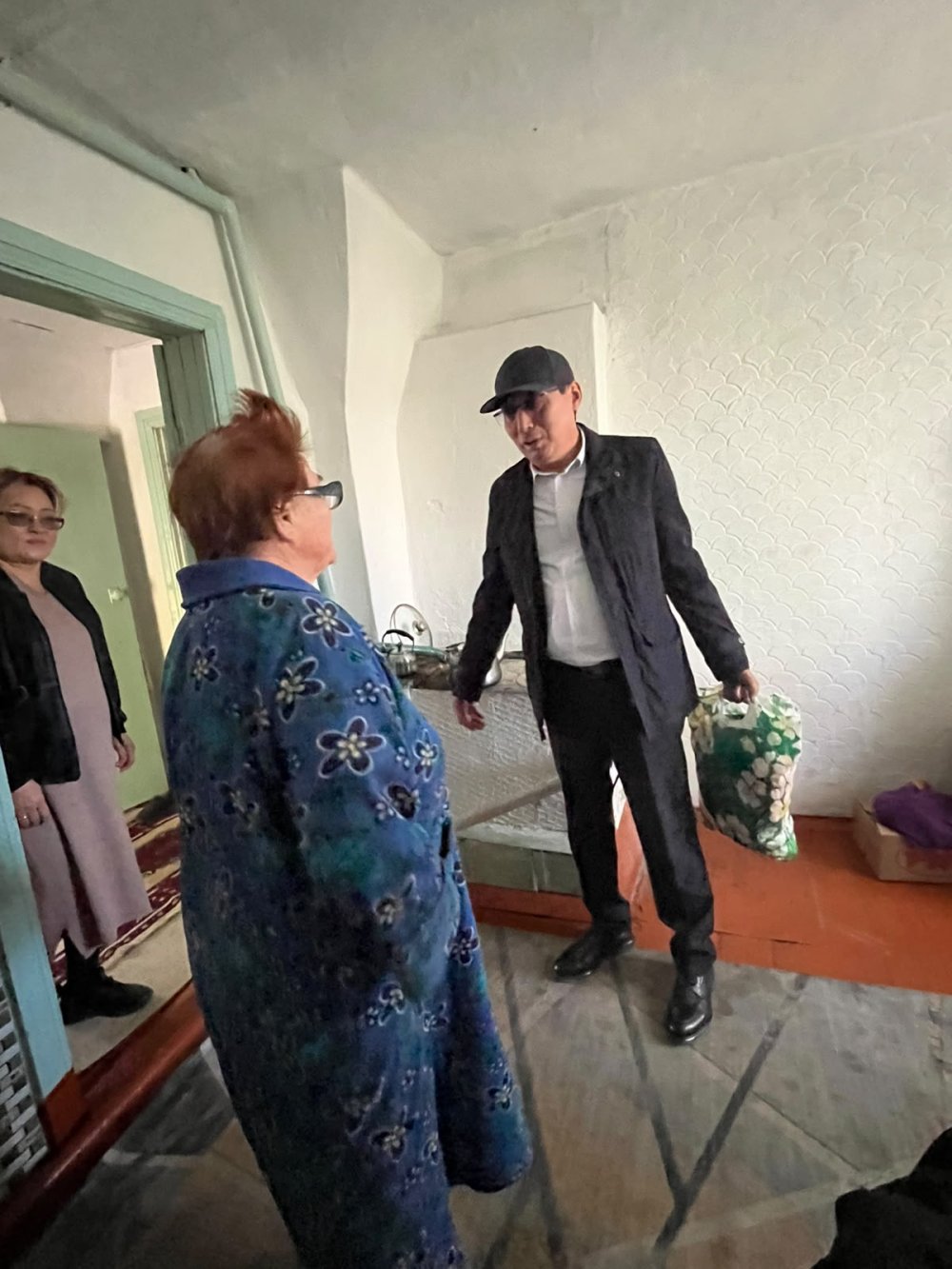 Пожилым людям и людям с ограниченными возможностями была оказана благотворительная помощь — Фото 4