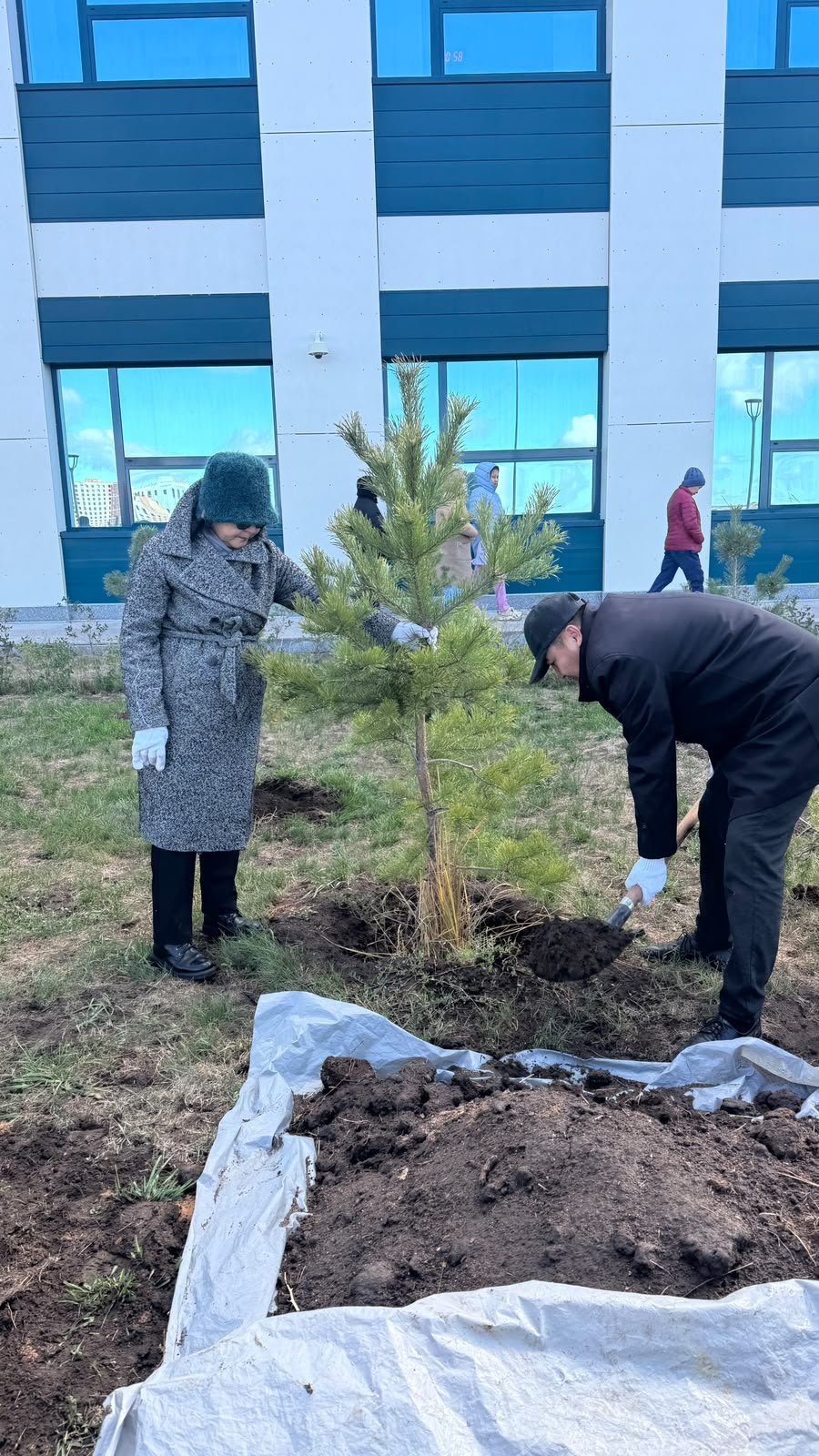 В АСТАНЕ НА АЛЛЕЕ «АСЫЛ ҚАДАМ» ВЫСАДИЛИ ДЕРЕВЬЯ В ЧЕСТЬ ДНЯ ДОНОРСТВА — Фото 4