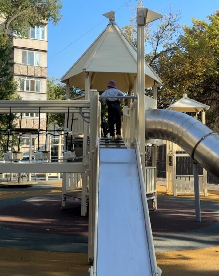 В микрорайоне Жұлдыз продолжаются работы по благоустройству четырёх дворовых территорий — Фото 1