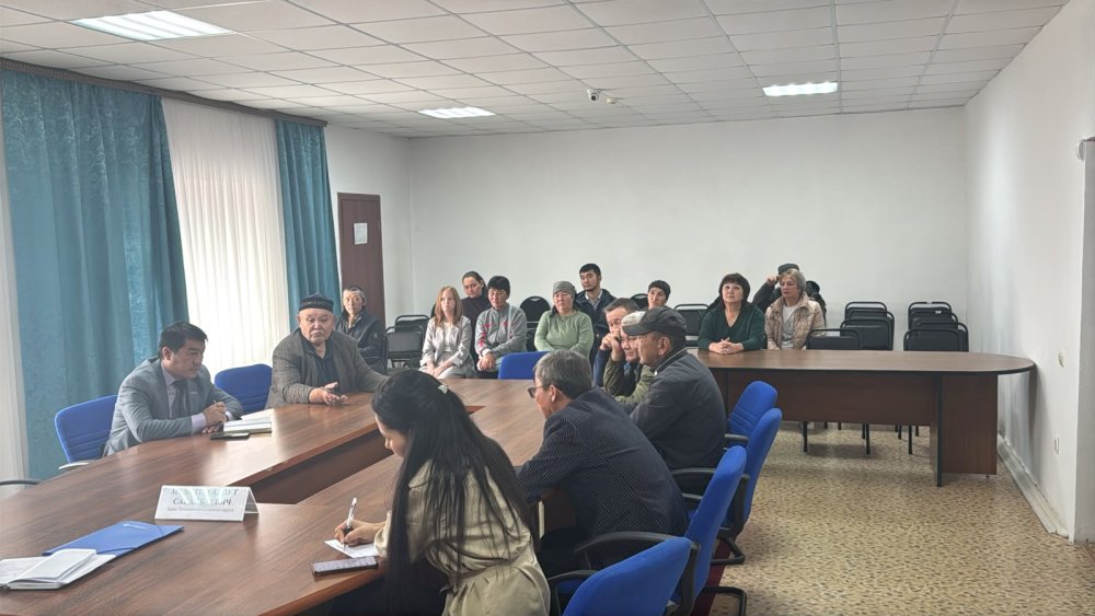 Аким Талшыкского сельского округа Акжарского района провёл очередную встречу с населением с. Талшык — Фото 3
