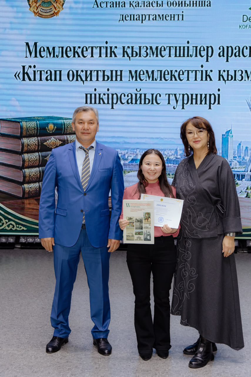 Читающий государственный служащий — Фото 3