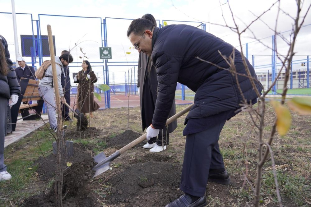 «Таза Қазақстан»: в Астане сотрудники банка высадили более 100 деревьев на территориях двух школ — Фото 3