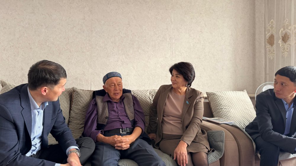 Аким Тимирязевского района Ерлан Жаров посетил семью Жолдаяковых в селе Дмитриевка — Фото 2
