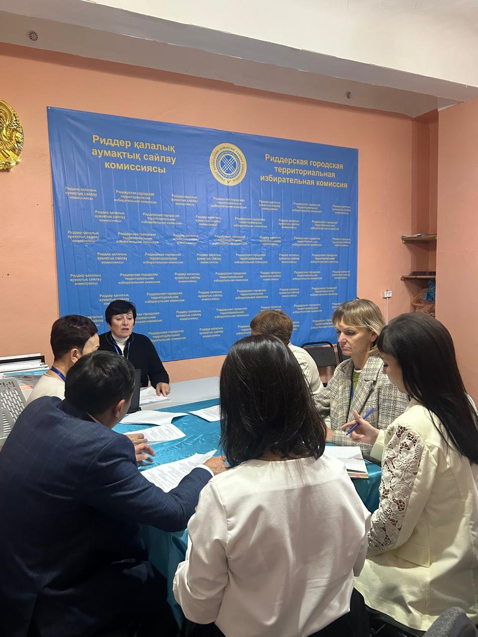13 октября 2026 года состоялось первое заседание Риддерской городской территориальной избирательной комиссии по проведению внеочередных выборов депутатов всех уровней Республики Казахстан, назначенных на 29 ноября 2026 года. В ходе заседания рассмотрено 3 вопроса: — Фото 2